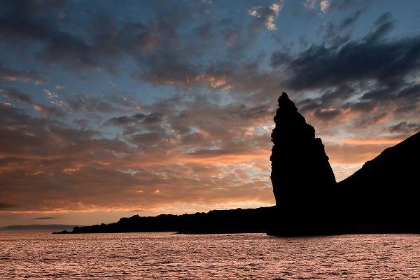 Jones, Adam 아티스트의 Pinnacle Rock at sunset-Bartholomew Island-Galapagos Islands-Ecuador작품입니다.